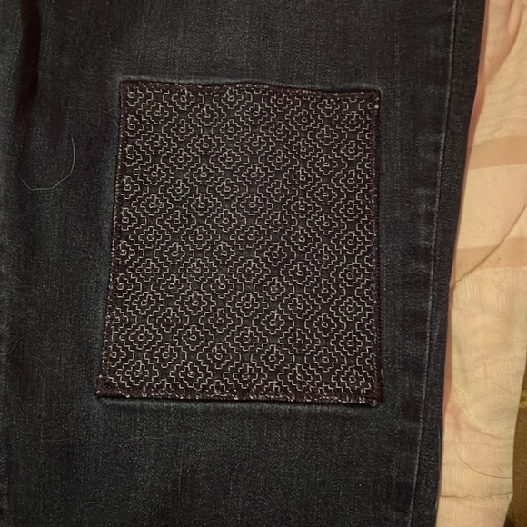 Ladies Levi’s- dark wash with decorative knee patch - Picture 3 of 7